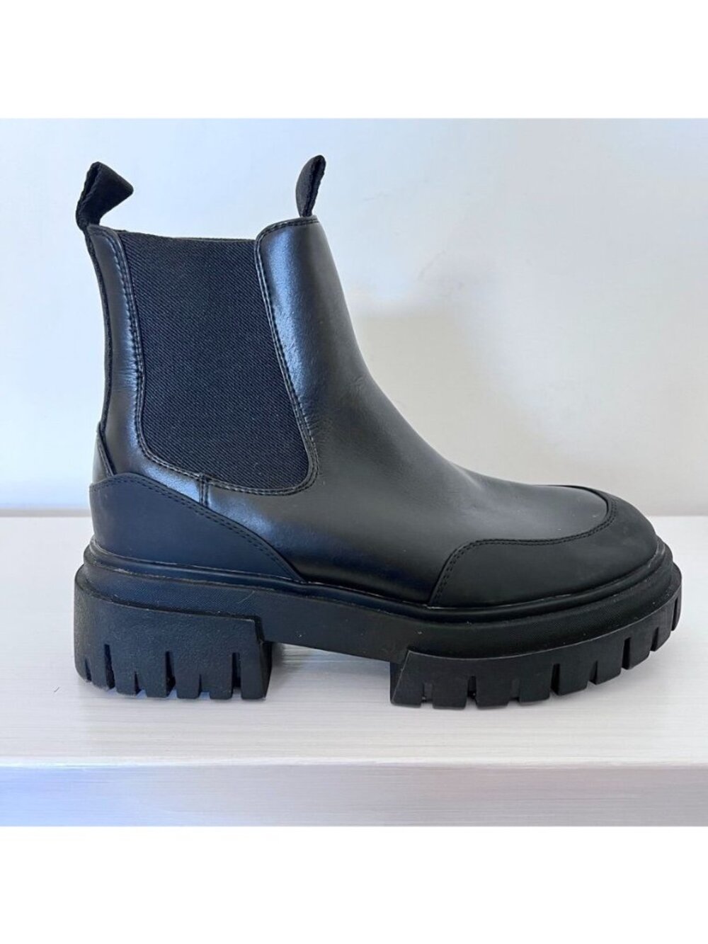 Steve Madden Womens Sz 8 Black Chelsea Chunky Lug Sole Ankle Boots Vegan Leather - Picture 4 of 12